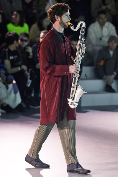 Look 30